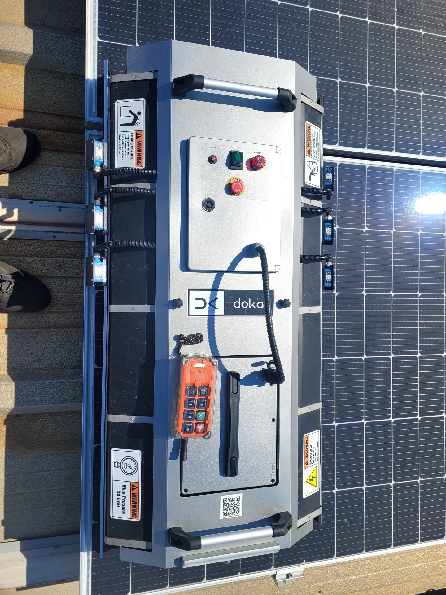 Doka الهندسة FK-1000-V3 روبوت تنظيف الألواح الشمسية — تطبيق ميداني