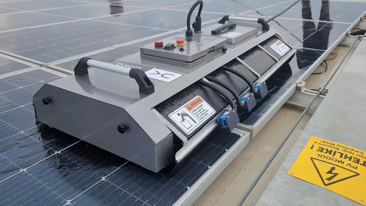 İleri teknolojiye sahip GES temizleme robotu
